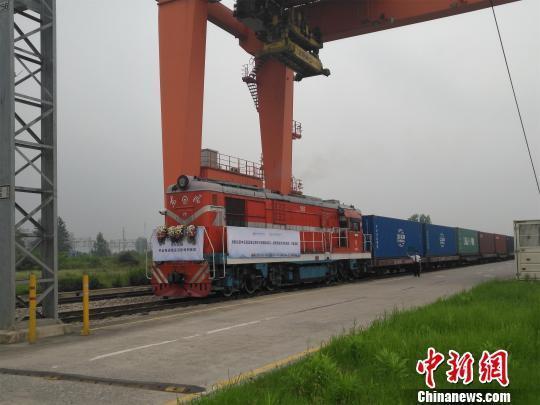 中遠(yuǎn)海運(yùn)集運(yùn)漢歐班列自動(dòng)化設(shè)備及零配件試運(yùn)行成功首發(fā)